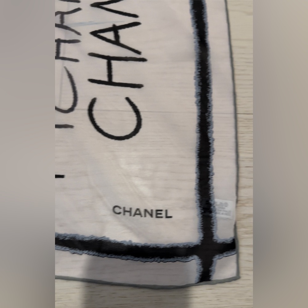 Chanel vintage 100% silk scarf like new - Picture 7 of 8